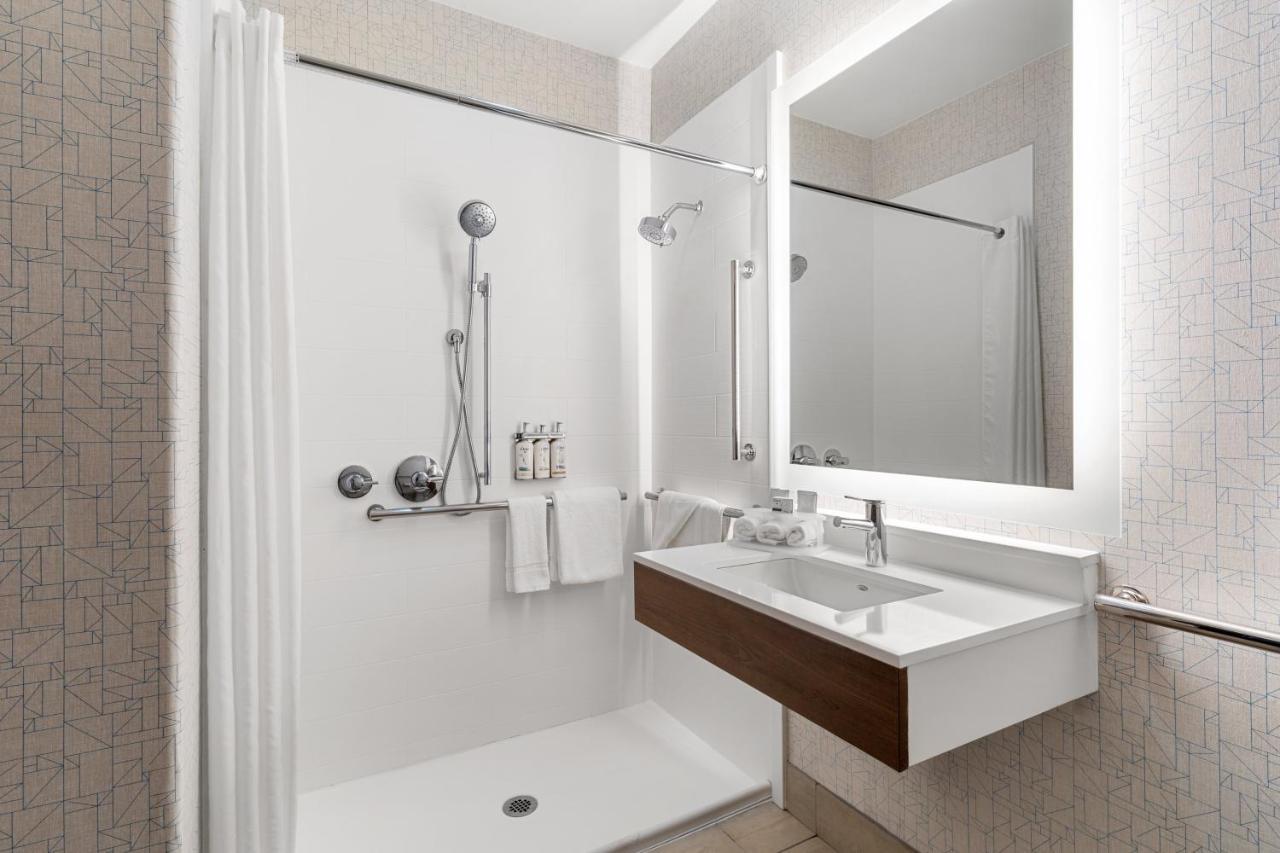 Holiday Inn Express Vancouver North By Ihg מראה חיצוני תמונה