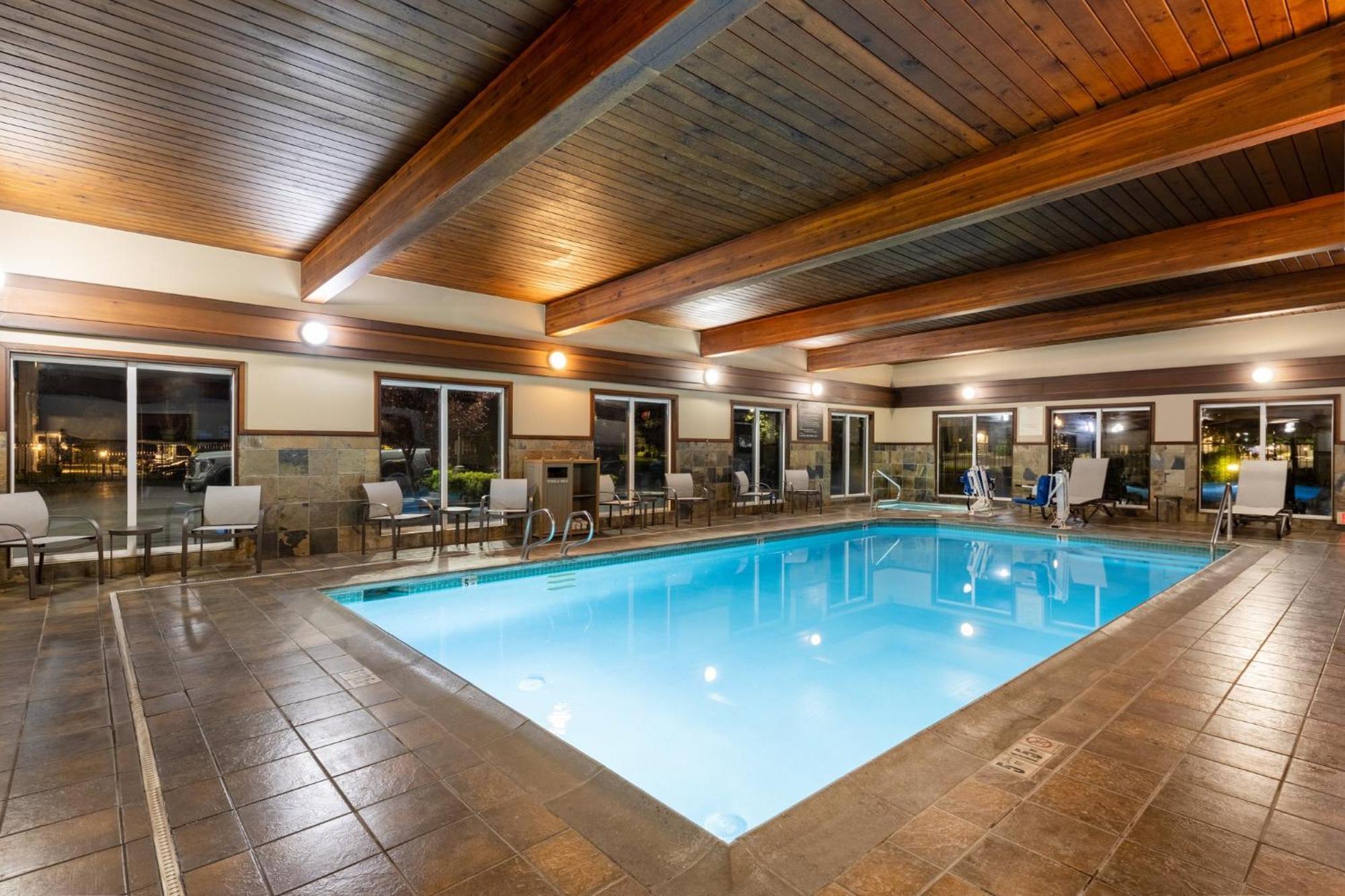Holiday Inn Express Vancouver North By Ihg מראה חיצוני תמונה